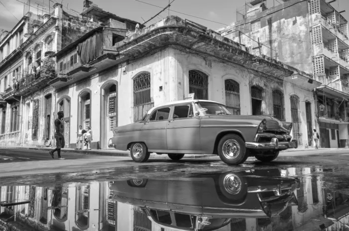 Einhorn, Itzik: Under a wandering old car