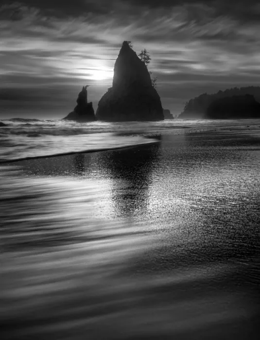 P., Ruiqing: Silent Monolith