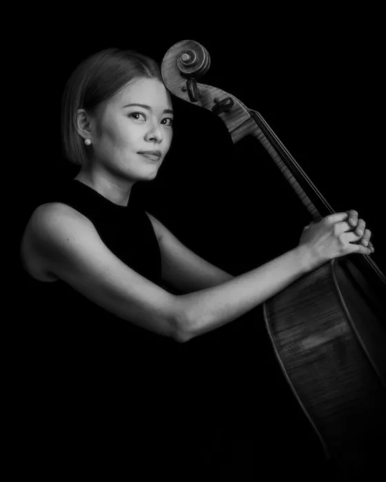 Yamamoto, Eiji: Female cellist