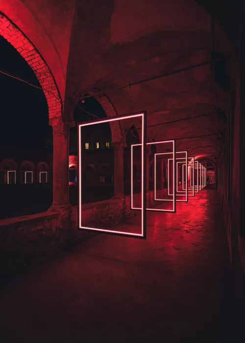 Tagliarino, Marco: Formes rouges au monastère