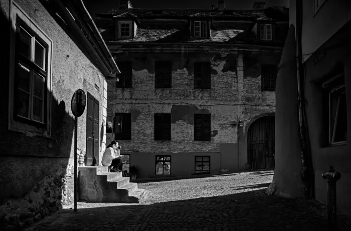 Oncete, Julien: Asylum street