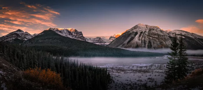 Li, Bing: Sunrise at Rocky mountains