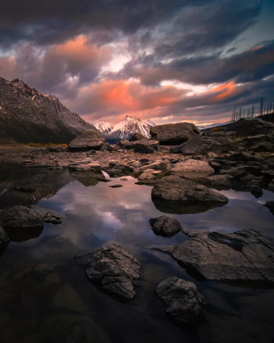 Li, Bing: Coucher de soleil sur le Medicine Lake dans les Montagnes Rocheuses