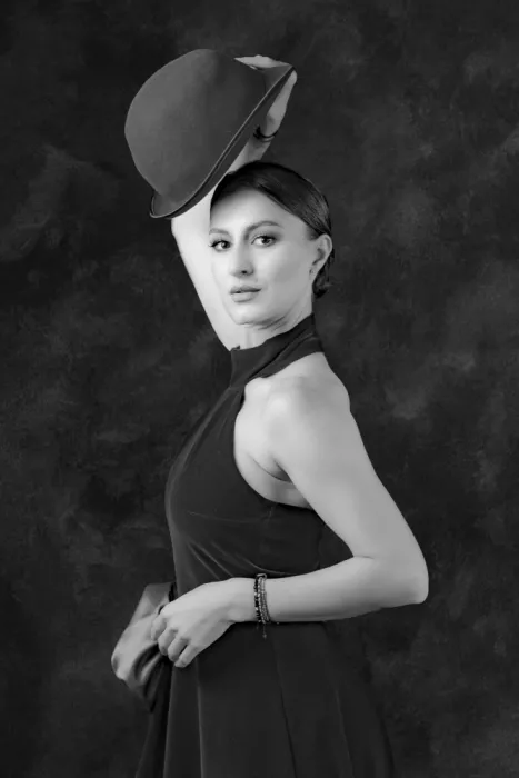 Calin, Silvia Rucsandra: Dame mit Hut