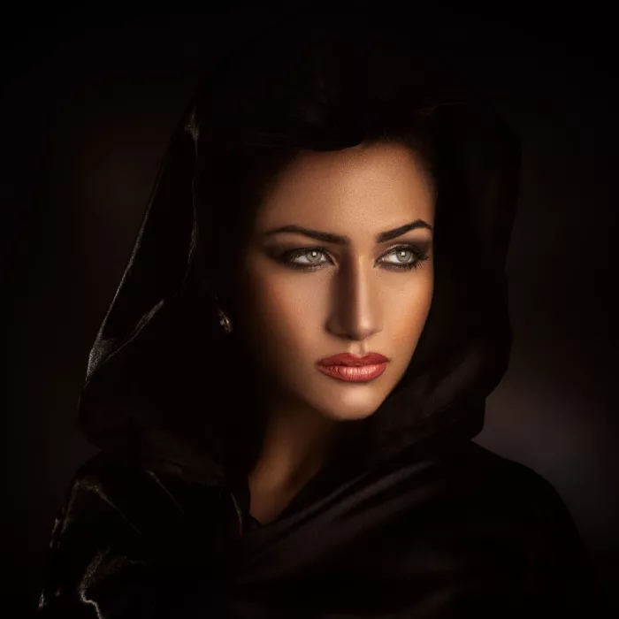 Tambè, Peppe: The mysterious woman
