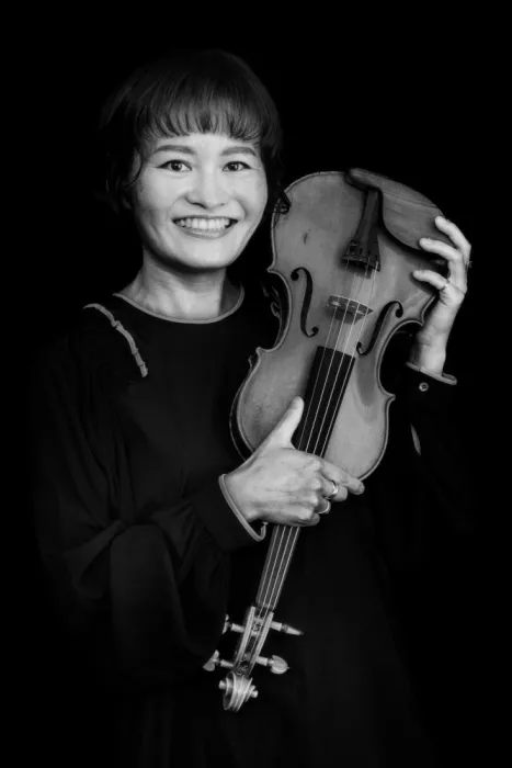 Yamamoto, Eiji: Female violinist