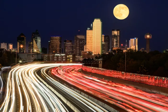 He, Mike: Sorgere della luna a Dallas