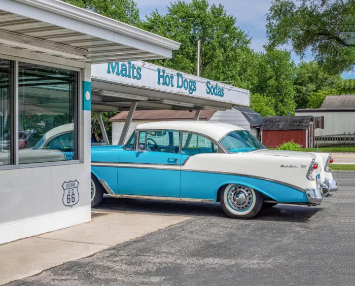 Rust, Sandra: Türkis und Weiß 1956 Chevrolet Bel Air geparkt beim Polka Dot Cafe