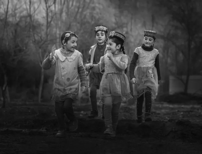 Zhang, Anna: Girls on a Joyful Walk