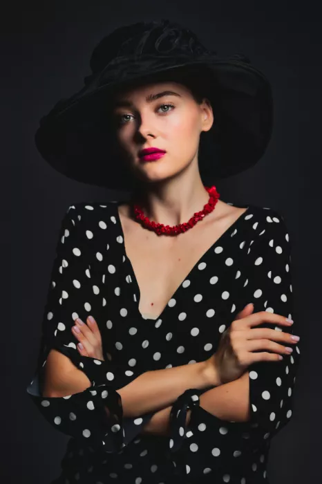 Ellbogen, Offer: Con un cappello nero