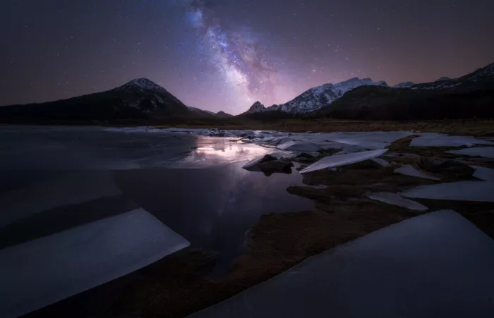 Ye, NingYun: The starry sky over the unfrozen river