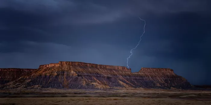 Xiao, Hanping: Lightning Over the Painted Mesa