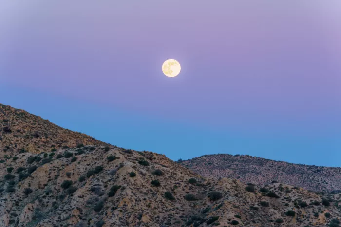 Windeknecht, Tom: Luna piena fredda come superluna sopra le montagne del deserto del Mojave in California