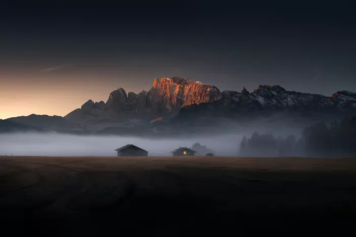 Ye, NingYun: Ein kleines Holzhaus im Morgennebel bei Sonnenaufgang