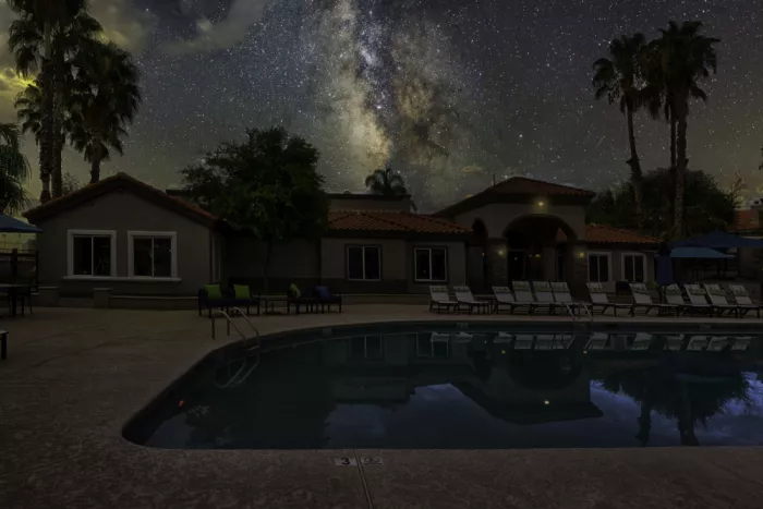 GuruShots: Piscina di notte con cielo stellato