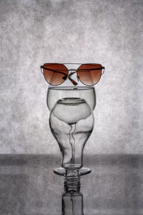 Barkow, Brig: The figure of a glass and sunglasses on a gray background