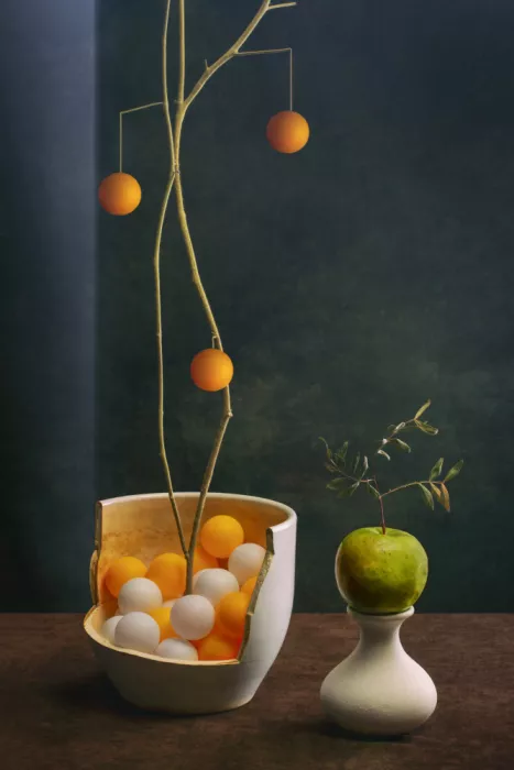 Barkow, Brig: Nature morte avec un vase cassé, des boules et une pomme