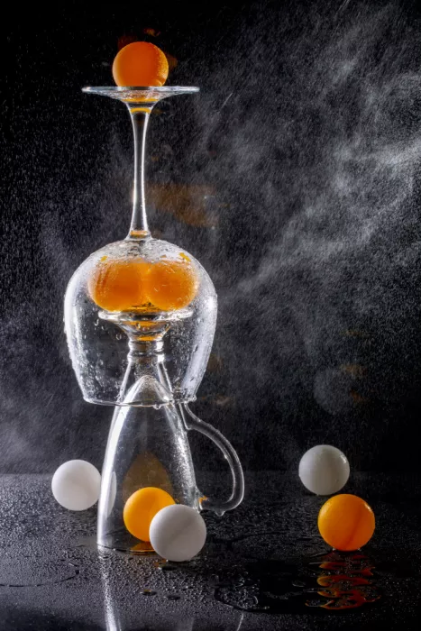 Barkow, Brig: Nature morte aux verres et boules oranges avec pulvérisation d