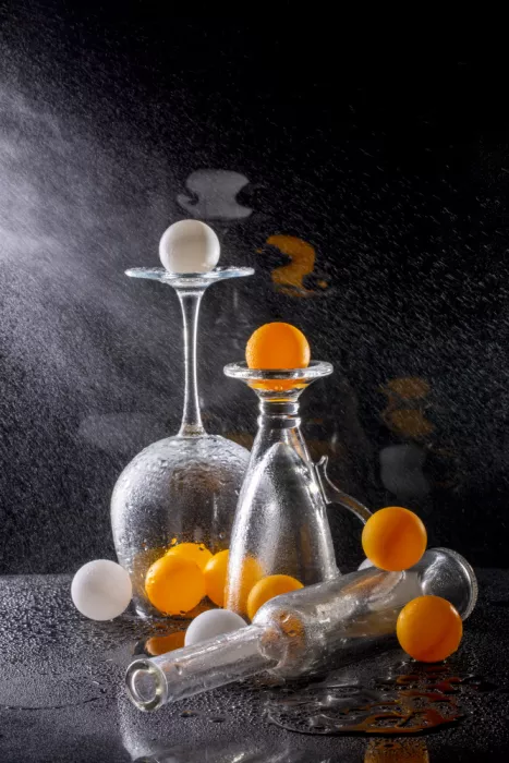 Barkow, Brig: Nature morte avec verres et boules orange avec jet d