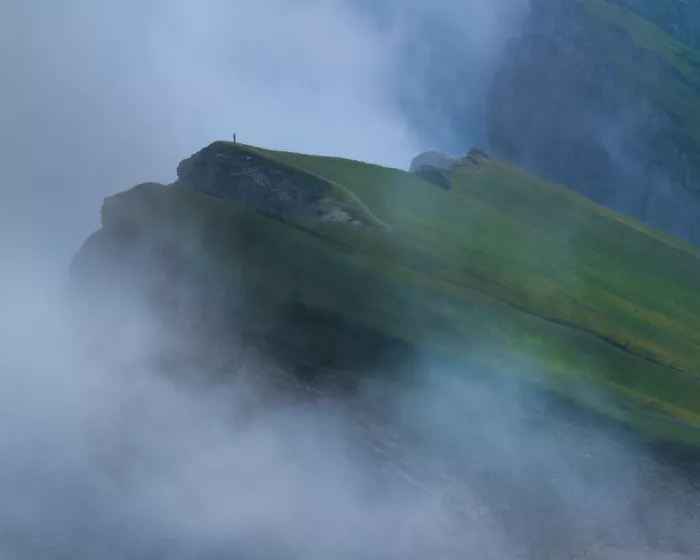 Simoon: sheer precipices and overhanging rocks