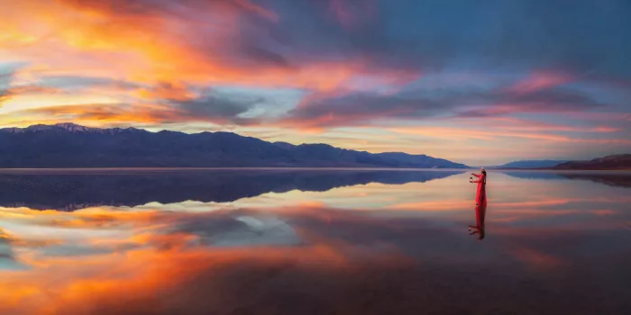 Xu, Mei: Badwater Basin Reflexion bei Einbruch der Dunkelheit im Death Valley