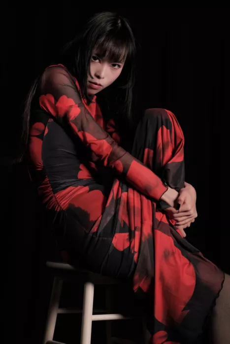 yukii: A Gaze Sinking into Crimson