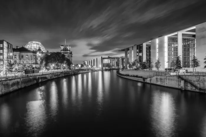 Viola, Melanie: Berlínská vládní čtvrť v noci - monochromatická