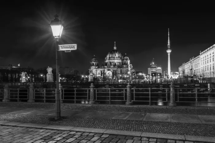 Viola, Melanie: Berlínský dóm a televizní věž - Monochromatní večerní dojem ze Schinkelplatz