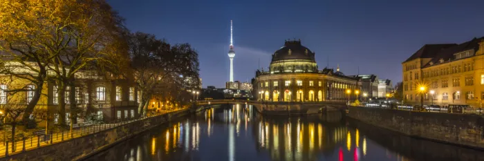 Viola, Melanie: BERLÍN Muzejní ostrov a televizní věž nad noční Spréou - Panorama