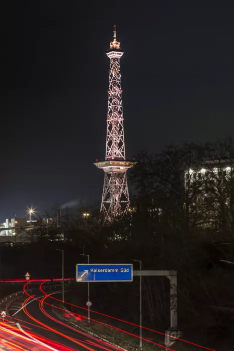 Viola, Melanie: BERLIN Noční krajina s vysílací věží