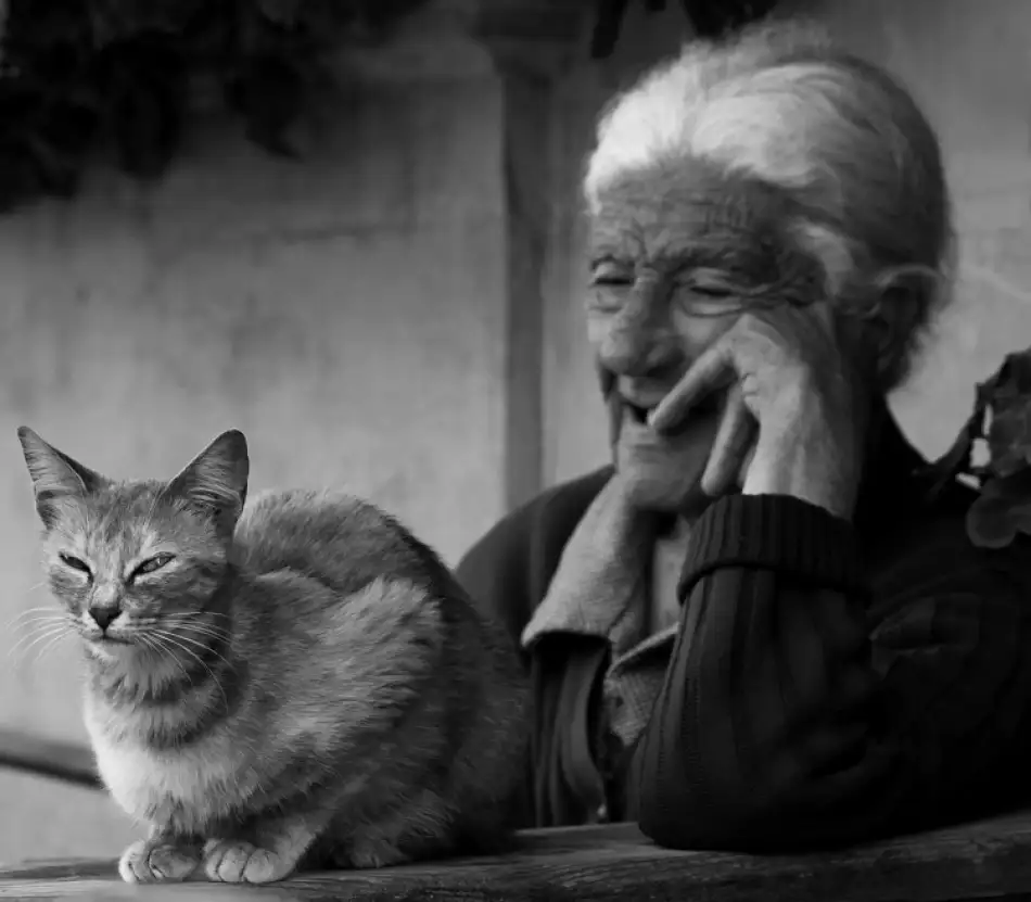 Deelen, van Ellen: Vecchia donna con gatto a Goz