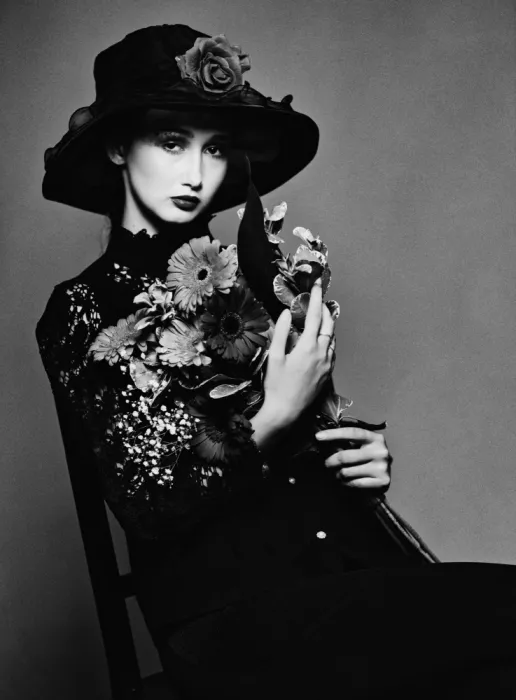 Ellbogen, Offer: La donna con i fiori