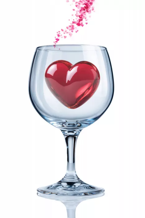 Kulik, Rafal: Cœur rouge dans un verre de vin avec des cœurs roses flottant vers le haut, symbolisant l