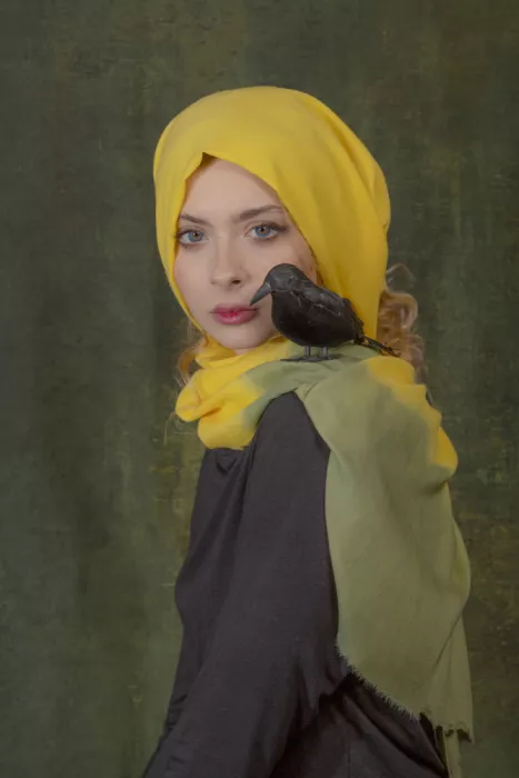 Calin, Silvia Rucsandra: The woman with a bird