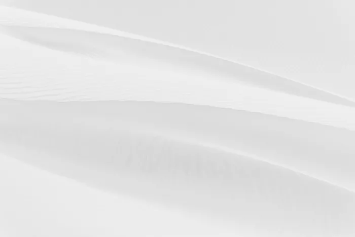 Photolovers: Abstract landscape in the Sahara desert in grey and white