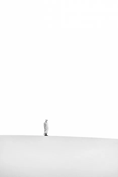 Photolovers: Mann auf einer Sanddüne in der Sahara in Grau und Weiß