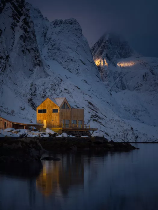 Pohnan, Radek: yellow house by the lake