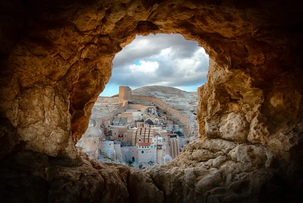 Meirovich, Ido: A hole in the wall