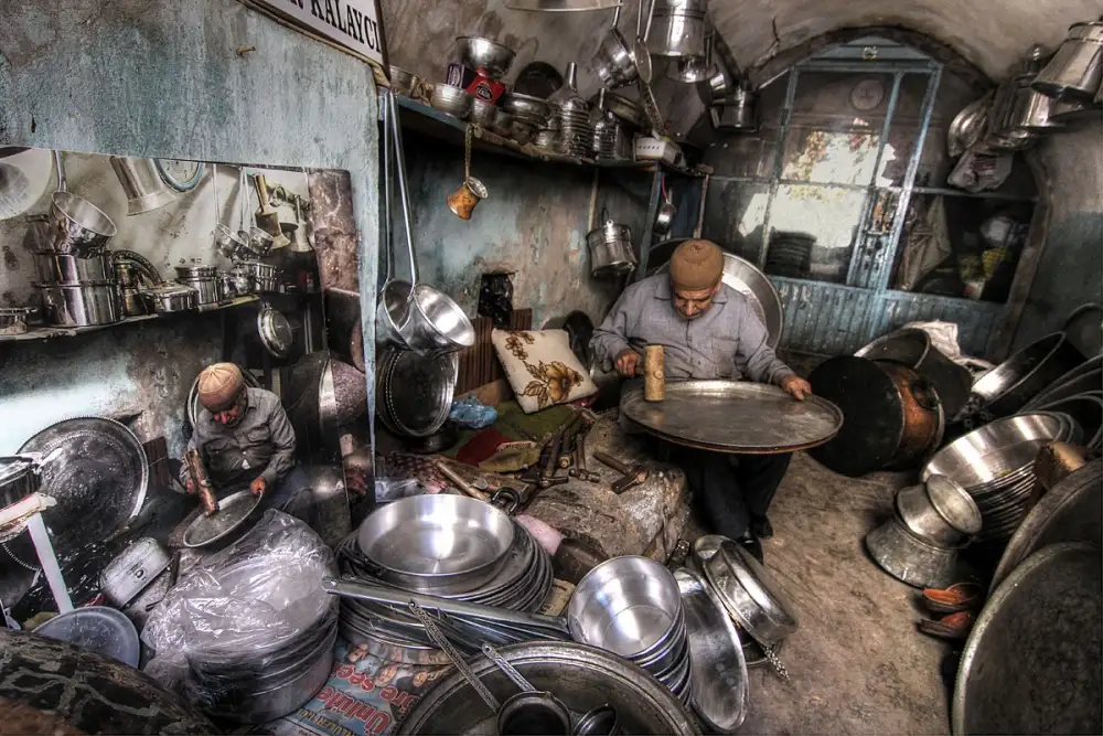 Basa, Emine: craftsman