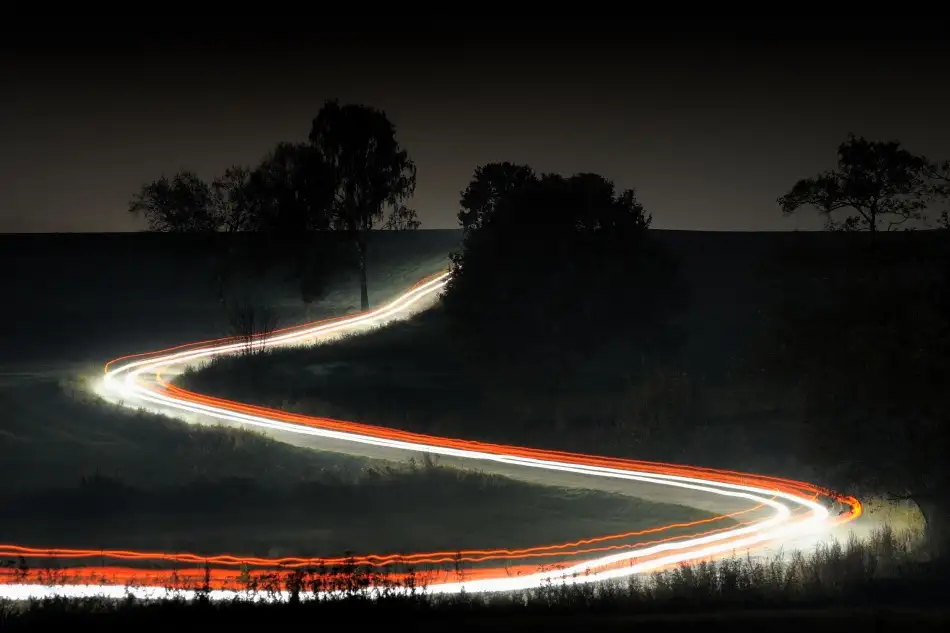 Wielicki, Przemek: Camino rural por la noche