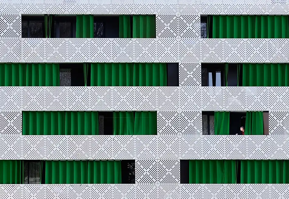 Gasperlin, Izidor: Life behind the curtains