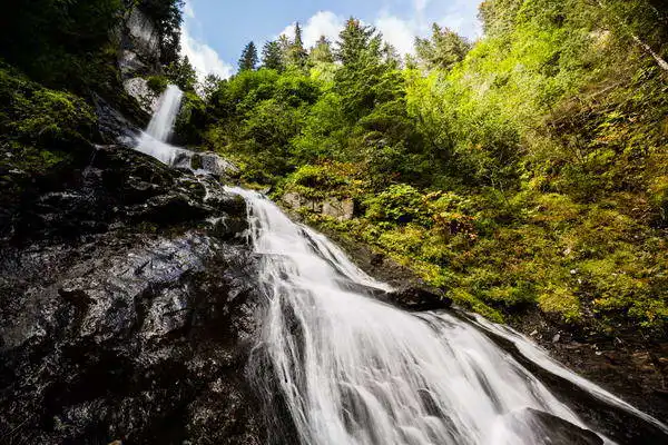 Zuzana a Josef Havlin: Waterfall (Alaska)