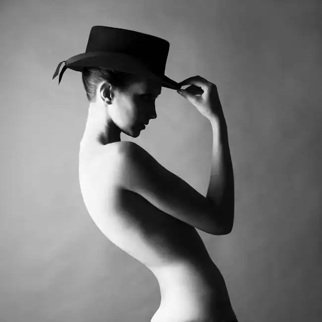 Unknown: Black and white - portrait of naked lady with hat
