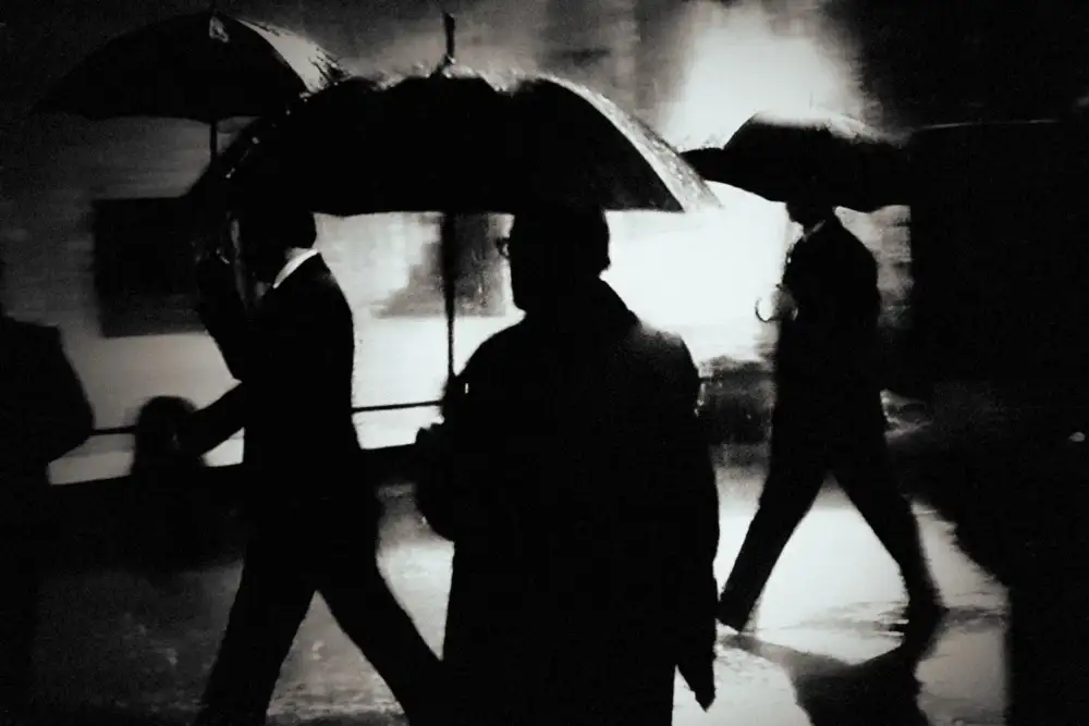 Droste, Holger: hombres bajo la lluvia