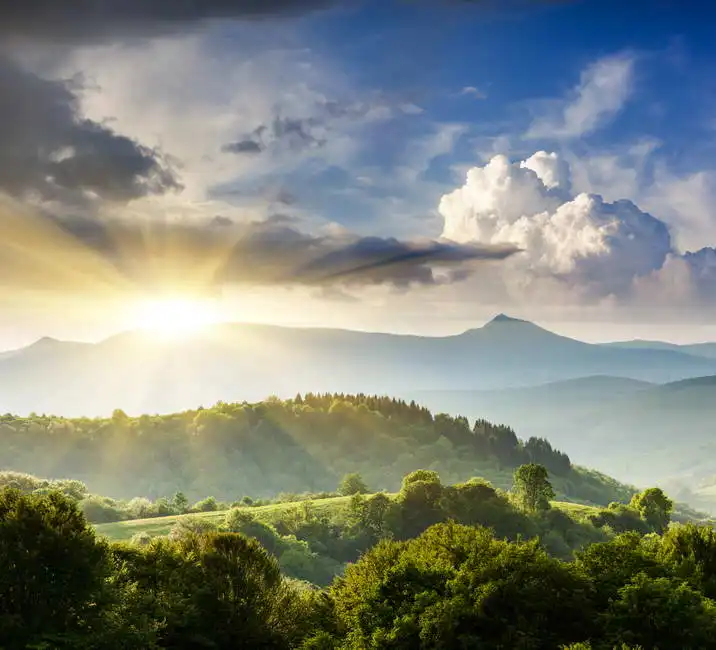 Unknown: Montagne maestose sotto il cielo del mattino, Carpazi occidentali