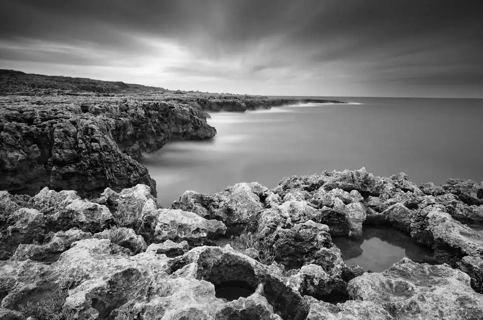 Unknown: Himmel, Meer und Felsen bei Sonnenaufgang