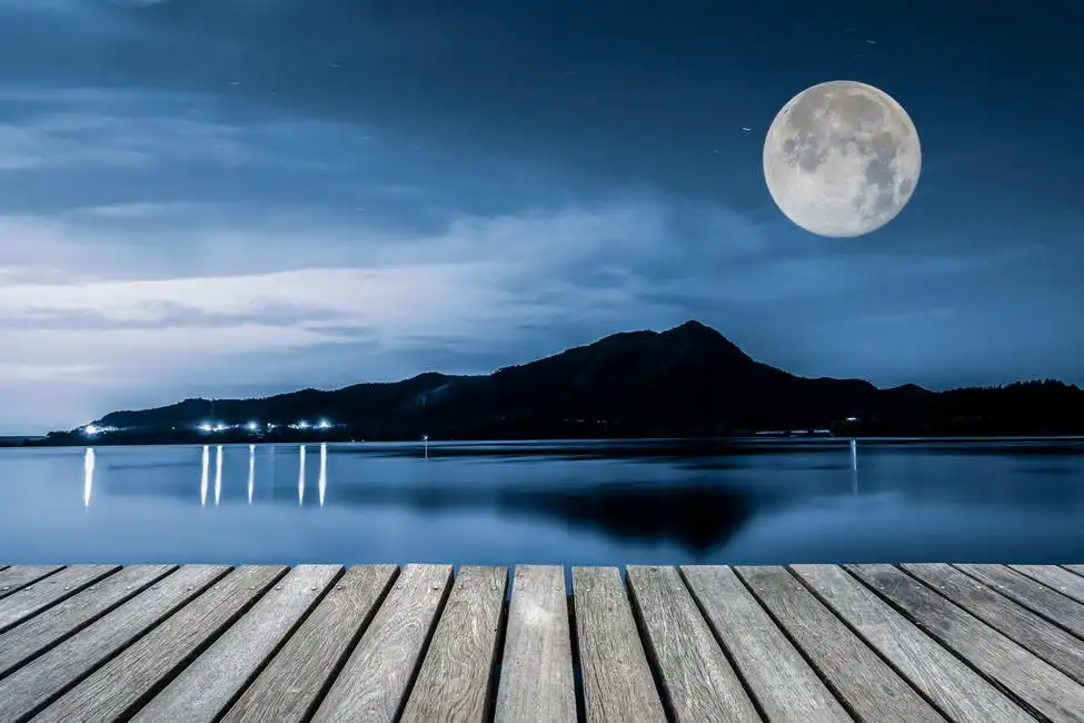 Unknown: Il lago di notte