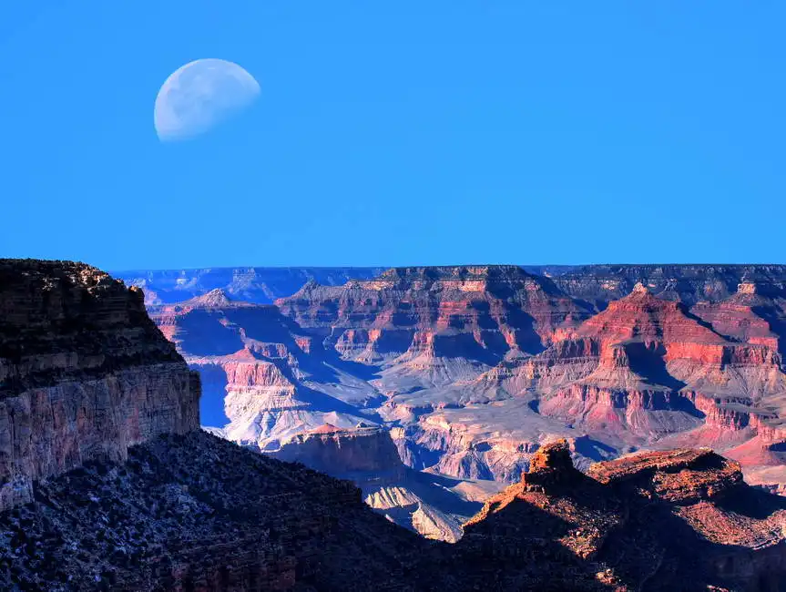 Unknown: La Grande Luna nel Grand Canyon