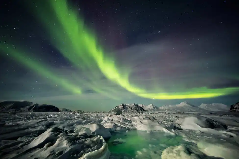 Unknown: Fiordo in aurora