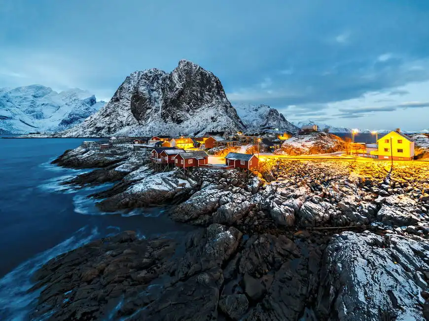 Unknown: Capanne di pescatori e cime imponenti - Reine, Lofoten